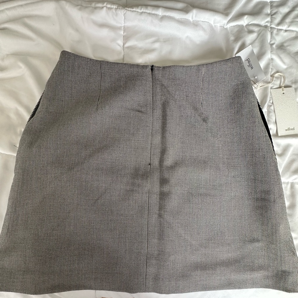 Brand new Aritzia mini skirt, size 6